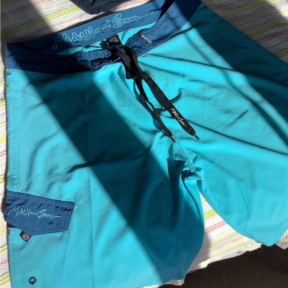 MAUI AND SON BOARD SHORTS SWIM SUIT size 34
Like new condition